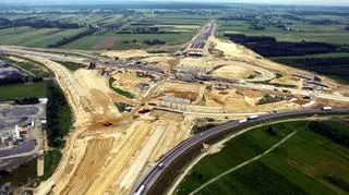 29.07 | Generalna Dyrekcja Dróg Krajowych i Autostrad podpisała umowę z Konsorcjum Eurovia – Warbud na dokończenie po chińskiej firmie Covec odcinka A autostrady A2. Jednocześnie poinformowano, że umowa na budowę odcinka C z konsorcjum Boegl & Krysl - DSS zostanie podpisana niezwłocznie po uzupełnieniu gwarancji należytego wykonania robót i zapewniono, że autostrada będzie przejezdna na Euro 2012. (TVN24)