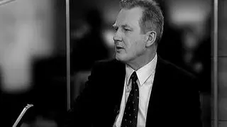 Wojciech Kwaśniak, doradca prezesa NBP komentuje sytuację po tragicznej śmierci Sławomira Skrzypka, prezesa NBP i przewodniczącego RPP. Prezes NBP zginął w katastrofie prezydenckiego samolotu na lotnisku w Smoleńsku. W katastrofie zginął także Prezydent RP Lech Kaczyński i kilkudziesięciu  wybitnych przedstawicieli życia publicznego w Polsce.