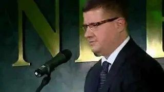 Rada Polityki Pieniężnej nie może porozumieć się z zarządem banku centralnego w sprawie zysku za zeszły rok. Kością niezgodny jest uchwała rady w sprawie liczenia środków. Zarząd uchwałę kwestionuje. Członkowie rady chcą bowiem, aby do ubiegłorocznego zysku obliczanego na nieco ponad 4 miliardy złotych dodać jeszcze tzw. niezrealizowane dodatnie różnice kursowe. Nie wiadomo dokładnie jednak jaka mogłaby to być kwota. Gdyby Rada Polityki Pieniężnej zaakceptowała obecne wyliczenia zarządu to jest pewne, że do budżetu państwa trafiłyby niemal 4 miliardy złotych. Cezary Królak.