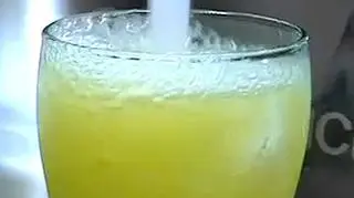 Coca-Cola wprowadza na rynek nowy rodzaj automatów z napojami. Ma to zahamować spadek sprzedaży napojów gazowanych. Zaprojektowana przez włoską Pininfarinę obudowa kryje mechanizm, który jest w stanie sprzedać aż 104 różne napoje.