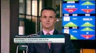 Złoty umocnił się w poniedziałek do wszystkich głównych walut. Czy to reakcja na wyniki wyborów parlamentarnych? Jakich poziomów możemy się spodziewać na koniec października, roku i w 2012 roku?. Jak zabezpieczać się przed wahaniami kursu? Rozmowa z Jarosławem Klepackim, dyrektorem działu gospodarki pieniężnej DMK ALPHA.