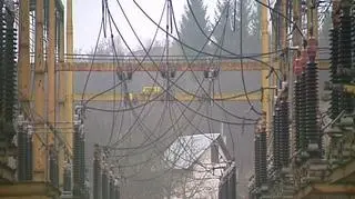 Podwyżek nie będzie - a przynajmniej podwyżek cen energii elektrycznej od pierwszego stycznia 2009 roku. Wszystko dlatego, że prezes Urzędu Regulacji energetyki nie rozpatrzy do 17 grudnia wniosków o nowe taryfy. Ostre spięcie na linii regulator - zakłady energetyczne cieszy konsumentów. Na razie, bo problemy energetyków mogą sprawić, że czekać nas będzie 20 stopień zasilania.