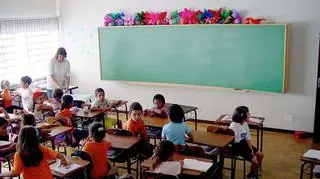 Początkowo Szkoła Edukacji chce przyjąć magistrów polonistyki i matematyki.