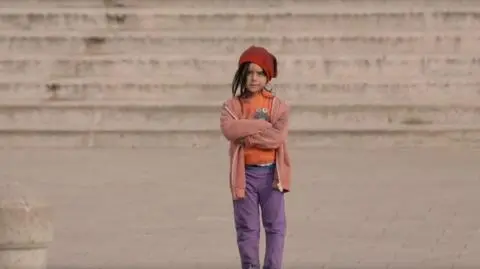 Samotne dziecko na ulicy