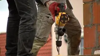 Według najnowszych danych GUS w ciągu ostatniego roku wynagrodzenia w sektorze przedsiębiorstw wzrosły o 12,6%. W kwietniu wynosiły ponad 3,147 złotych. Taki wzrost jest już na granicy możliwości polskich przedsiębiorstw. W budownictwie jednak ciągle brakuje rąk do pracy. I nie tylko w tym sektorze. Jak pracodawcy mogą zachęcić pracowników do pracy w swojej firmie?