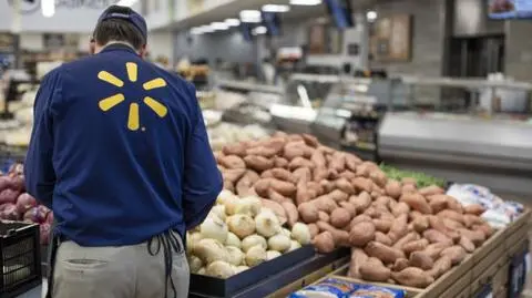 Wal-Mart podwyższa płacę minimalną do 11 dolarów za godzinę