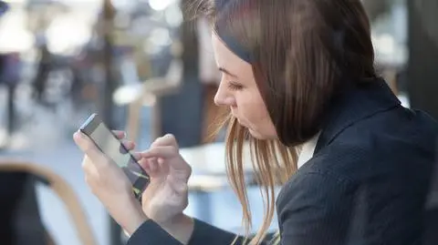 Banki ostrzegają przed złośliwymi aplikacjami na telefon