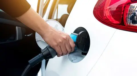 Samochody elektryczne. Rząd ma uruchomić dopłaty do zakupu samochodów, eksperci oceniają