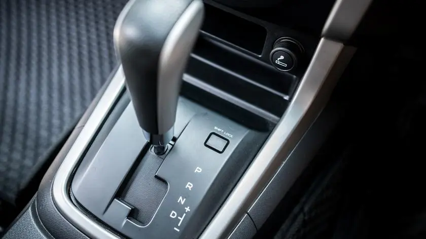 Z prawem jazdy na "automat" jechał "manualem". Surowa kara