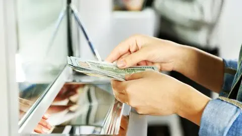 Praca. Miliony pracowników banków pozostaną na lodzie