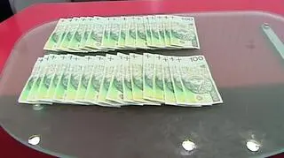 400 złotych - o tyle w ciągu roku poszła do góry miesięczna rata kredytu hipotecznego. Tego najczęściej udzielanego, a więc na 300 tysięcy i na 30 lat. Jeszcze rok temu miesięczna rata wynosiła niespełna 1700 złotych. I systematycznie rosła przez kolejne kwartały, według prognoz, w II kwartale tego roku wyniesie prawie 2100 złotych. A więc o ponad 400 złotych więcej. Należy się więc zastanowić co zrobić w tej sytuacji, żeby raty spadły...