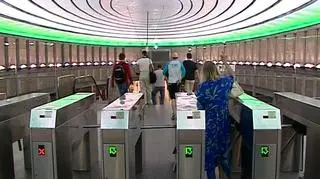 Nie ma gwarancji, że nowa nitka metra powstanie przed rokiem 2012. Władze Warszawy wciąż nie mają planu na zagospodarowanie blisko 3 miliardów złotych, które chciały przeznaczyć na tę inwestycję. Inwestorzy, w obawie przed karami za niewykonanie projektu na czas, podnoszą ceny, a za kwotę 3 miliardów można dokonać wielu modernizacji i remontów infrastruktury na terenie miasta.