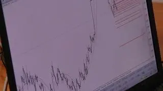 Złoty osłabia się z powodu problemów innych. Grecja z obniżonym ratingiem oraz Hiszpania z perspektywą obniżenia ratingu wywołują niepokój wśród inwestorów. Nasza waluta mimo solidnych rekomendacji banków inwestycyjnych zamiast spodziewanego umocnienia traci na wartości. Niepokój zawitał także na warszawską giełdę papierów wartościowych. Może się okazać, że rating przybliżą nas do kolejnej odsłony kryzysu. Kolejnych kandydatów w Europie do negatywnych ocen wiarygodności nie brakuje. Cezary Królak.