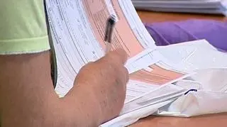 200 tysięcy złotych ma zapłacić Dyrektor Izby Skarbowej w Warszawie. Chodzi o pokrycie kosztów pomocy prawnej, które jedna z firm poniosła, aby bronić się przed niesłuszną decyzją fiskusa. Jak mówią prawnicy - to wyrok precedensowy, który sprawi, że przedsiębiorcy mniej będą obawiać się kosztów postępowań sądowych przeciwko fiskusowi. 
