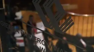 Zainwestowałeś pieniądze w Towarzystwie Funduszy Inwestycyjnych i z przerażeniem patrzysz na to co dzieje się na rynkach kapitałowych - nie panikuj, bo to najgorsze co możesz teraz zrobić. Z nadzieją patrzysz na rosnące ceny złota i to właśnie w kupnie tego kruszcu widzisz szansę na odrobienie strat. Poczekaj, bo stara zasada inwestorów mówi by nie kupować na tzw górce. Co zrobić w tych trudnych dla inwestorów czasach?