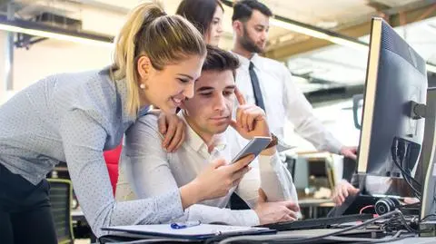 "Economist": korzystanie ze smartfona obniża wydajność pracy