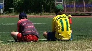 Kto zarobi na Euro 2012? To się tak naprawdę dopiero okaże, tym bardziej, że dopiero na jesieni uzyskamy całkowitą pewność, że te mistrzostwa będziemy organizowali - wtedy UEFA, której szef Micheal Platini dzisiaj odwiedza Polskę - zdecyduje czy zdążymy się przygotować. Ale bez względu na tą decyzję - niektóre firmy już zarabiają na piłkarskiej modzie.
