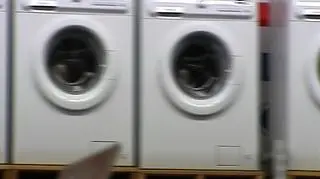 Poważny problem z odkurzaczem i lodówką w tle. Zła sytuacja w globalnej gospodarce uderza w branżę produkującą sprzęt AGD, która w Polsce miała do tej pory bardzo silną pozycję. Produkcję wstrzymała firma znana prawie wszystkim Polakom. ZELMER będzie produkować mniej z powodu niestabilności na rynku walutowym oraz mniejszego niż dotychczas popytu.