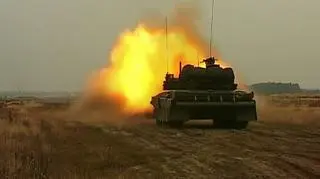 Firma Bumar zaprezentowała najnowsze znajdujące się w jej ofercie pojazdy. Czołg PT-91 w wersji zamówionej przez Malezję i prototypowy szwedzki CV90. Pokazy obejmowały między innymi celność strzelania w postoju i w ruchu.(TVN24)