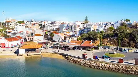 Od stycznia do kwietnia najpopularniejszym celem zagranicznych turystów udających się do Portugalii był położony na południu kraju region Algarve