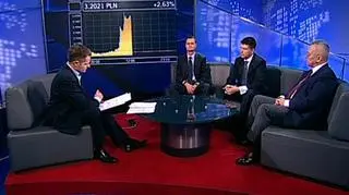 Na dłuższą metę przyjęcie euro w Polsce przyniesie więcej korzyści niż kosztów - wynika z raportu Narodowego Banku Polskiego. Najwięcej będzie kosztować wprowadzenie euro do obiegu gotówkowego oraz tak zwany efekt zaokrąglenia czyli podnoszenia cen o kilka eurocentów. Odczuwalne będzie też przejściowe zacieśnienie polityki makroekonomicznej oraz obniżenie konkurencyjności gospodarki. W programie "Biznes Lunch" rozmawiali Andrzej Arendarski, Jacek maliszewski i Ryszard Petru o wydźwięku tego raportu.
