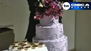 Już od długiego czasu na rynku amerykańskim firmy organizujące śluby przeżywają oblężenie. Tego trendu nie zmieniła nawet pogarszająca się sytuacja gospodarcza w USA, mimo, że Amerykanie wydają mniej pieniędzy na urodziny, czy inne okoliczności. - Imprezy urodzinowe organizowane są z dużo mniejszym rozmachem, firmy zmniejszają budżety na swoje imprezy. Ten trend zmniejszania wydatków nie dotyczy jednak ślubów - mówi Jung Lee, prezes firmy konsultingowej. (TVN CNBC Biznes)