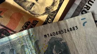 25.11 | Coraz silniejsze euro spędza sen z oczu rządzącym. Jeśli pod koniec roku za jedno będzie trzeba za nie płacić powyżej 4,70 zł, nasz dług publiczny prawdopodobnie przekroczy konstytucyjną granicę 55 proc. PKB. Dlatego resort chce zmienić sposób liczenia zagranicznej części zadłużenia. Podstawą ma być średni kurs w ciągu roku, a nie kurs z 31 grudnia. (TVN CNBC, fot. sxc.hu)