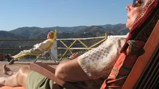 6.11 | Burza po ogłoszeniu pomysłu ministerstwa finansów, by dużą część składki na emerytury z OFE skierować do ZUS jeszcze długo nie ucichnie. Eksperci alarmują, że zabieg obniży emerytury, mówią o "kreatywnej księgowości" i przesuwaniu długów ze sfery jawnej do ukrytej. Otwarte Fundusze Emerytalne wprost oskarżają rząd o oszustwo i "nacjonalizację oszczędności", a pierwsze sondaże pokazują: Polacy nie chcą takich zmian. 