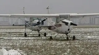 Twarde lądowanie szkół latania. Decyzja Urzędu Lotnictwa Cywilnego może sprawić, że przyszli piloci nie będą mieli szans na to, by zasiąść za sterami samolotu. Ile może kosztować ograniczenie lotów nad Bemowem? Czy to bloki zamiast samolotów staną na pasie startowym?