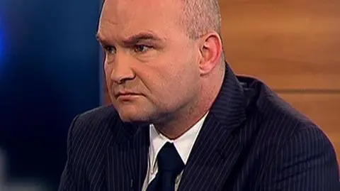 Nadzwyczajne Walne Zgromadzenie Akcjonariuszy spółki Dębica odrzuciło propozycję zmian w statucie znoszących kworum na WZA i dających Radzie Nadzorczej większe uprawnienia. O dalszym ciągu konfliktu na linii Dębica - PZU Asset Management Mikołaj Kunica rozmawiał z Jackiem Pryczkiem, prezesem oponiarskiej spółki.