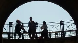 Duże firmy zwalniają coraz mniej