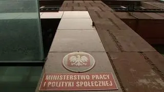 Czternastu na jednego. Tym jednym jest ministerstwo pracy - tymi czternastoma Otwarte Fundusze emerytalne. Właśnie na tej linii rozgorzała prawdziwa bitwa. Resort zamierza dobrać się do dochodów funduszy zarządzających naszymi emeryturami.