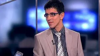 Po czwartkowym spotkaniu z prezydentem Lechem Kaczyńskim, premier Donald Tusk powiedział, że przekazanie ponad 10 mld zł z prognozowanego zysku NBP za 2009 rok do budżetu jest jednym z rządowych pomysłów na uniknięcie podwyżki podatków w przyszłym roku. NBP podał jednak że w 2009 roku jego wynik finansowy wyniesie zero złotych, więc w 2010 r. nie będzie mógł zasilić budżetu swoim zyskiem. Tymczasem resort finansów wyliczył, że nadwyżki finansowe NBP wyniosą "kilkanaście miliardów złotych". O szczegółach rozmawialiśmy w programie "Dzień na rynkach" z dyrektor Departamentu Polityki Finansowej, Analiz i Statystyki MF Markiem Rozkrutem.