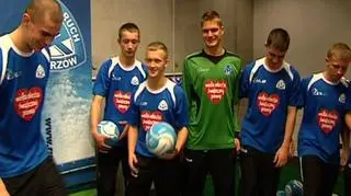 Piłka nożna na parkiecie. I nie chodzi tu o halowe rozgrywki w piłce nożnej, ale o giełdowy debiut Klubu Ruch Chorzów na rynku NewConnect. Piłka w grze i pytanie, czy to prawdziwy początek marszu sportowego biznesu po pieniądze inwestorów. 