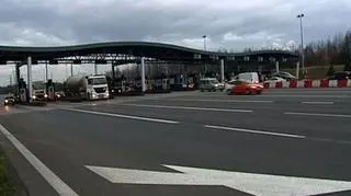 Najpierw będzie drożej, a później także nowocześniej. Więcej zapłacimy za przejazd autostradami. Od wtorku rośnie opłata za przejazd autostradą A4 z Katowic do Krakowa. W przyszłym prawdopodobnie więcej zapłacimy za przejazd A2. Tymczasem od lipca 2011 roku ma zacząć funkcjonować elektroniczny system poboru opłat. Jego wprowadzenie może być impulsem do dalszych podwyżek? 