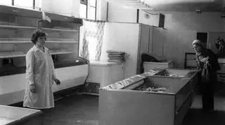 Reglamentacja trwała osiem lat. W sklepach brakowało podstawowych towarów.