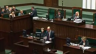 Minister finansów Jacek Rostowski przedstawił w środę w Sejmie poprawkę do projektu budżetu, która zakłada niższy niż wcześniej planowano wzrost PKB. Według rządu polska gospodarka będzie się rozwijała w przyszłym roku w tempie 3,7 procent a nie jak wcześniej prognozowano 4,8 procent. Szef resortu finansów powtórzył też że, jeśli okaże się, że gospodarka będzie dalej zwalniała - to kolejna nowelizacja już w trakcie roku budżetowego jest niewykluczona.