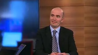 Pracodawcy, mimo trudnej sytuacji na rynku, nie obniżają podstawowych pensji i rzadziej niż 2 lata temu zapowiadają zwolnienia -tak wynika z ankiety NBP  na temat sytuacji na rynku pracy.  Natomiast bezrobotni szukają pracy w której zarobią nieco więcej niż wynagrodzenie „rynkowe”, ale są gotowi pracować za mniej niż wynosiła ich ich poprzednia pensja. O raporcie i polskim rynku pracy rozmawiamy z Pawłem Strzeleckim, ekspertem Instytutu Ekonomicznego NBP.