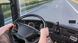 Kierowcy ciężarówek prowadzą bezpiecznie pojazdy 