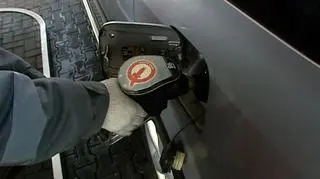 Ceny paliw przyspieszają. Po czwartkowym rekordzie ($135 per barrel) u nas w hurcie jednorazowa podwyżka o 30-50 zł/tonę, dotąd rosło małymi kroczkami po 10 zł. W ciągu tygodnia cena benzyny rosła ostatnio o 8 gr, ON o 14 gr (Reflex). Diesel przegonił benzynę w wielu miejscach w kraju, obie ceny zbliżają się już do 5 zł za litr. Do tego raport Money.pl o cenach paliw w różnych krajach świata (najdroższej w Erytrei i Norwegii, najtaniej w Wenezueli i Iranie), ciekawe informacje dla wybierających się samochodem do Chorwacji czy do Bułgarii, bo tam taniej za benzynę niż w Polsce.