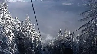 Boże Narodzenie i sylwester pod palmą, albo na alpejskich stokach? Jeżeli tak to już ostatni moment by za taki wyjazd nie przepłacić. Polacy co raz częściej są mądrzy przed szkodą i z wyprzedaniem rezerwują zimowe wycieczki. Ile na takich wczesnych rezerwacjach wczasów można zaoszczędzić i czy faktycznie już teraz warto wybrać się do biura podróży?