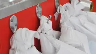 Foliowe siatki na zakupy moga kosztować nawet złotówkę 