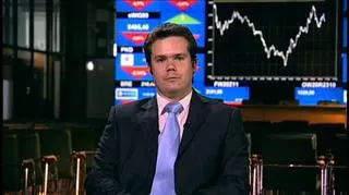 Narodowy Bank Polski interweniował na rynku walutowym sprzedając waluty za złote. Nieoficjalne informacje rynkowe potwierdził NBP w swoim komunikacie. Zdaniem Ministerstwa Finansów, obecna sytuacja na rynku uzasadnia sprzedaż większej ilości walut na rynku po korzystnym kursie. Gościem programu Rynki Dnia był Andrzej Stefaniak, diler walutowy DMK-ALPHA.
