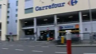 Po komórkę do hipermarketu. Sieć Carrefour chce zostać wirtualnym operatorem komórkowym. Dołączy tym samym do pięciu już działających operatorów. Jest się o co bić, bo choć nasycenie polskiego rynku już przekroczyło sto procent, to zdaniem analityków, można przekonać do siebie sporą grupę ściśle sprofilowanych klientów.