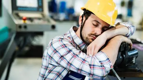 Polscy pracownicy śpią krótko z powodu przepracowania i stresu