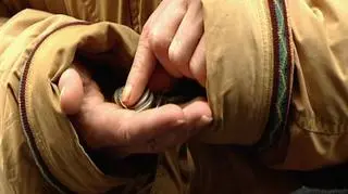 Jedna trzecia Polaków jest dotknięta materialnym niedostatkiem. Z danych Eurostatu wynika, że to wskaźnik dwa razy wyższy od unijnej średniej i jeden z najwyższych w Europie. Prawie 3/4 z nas nie stać, by raz w roku pojechać przynajmniej na tygodniowe wakacje. Jedna piąta Polaków ma kłopot z dostatecznym ogrzaniem mieszkania zimą. Podobny odsetek dotyczy osób, których nie stać na samochód. Czy fakt, że nasz kraj w czasie globalnego kryzysu jest zieloną wyspą notującą dodatni wzrost gospodarczy może coś zmienić? Między innymi o tym Łukasz Kijek.