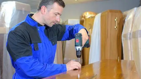 Średni koszt trumny waha się pomiędzy 800 a 1700 zł