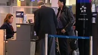 Jednym ze sposobów na fatalną sytuację LOT może być powrót do czarterów - i nowa usługa z nimi związana. Od lipca bowiem każdy będzie mógł kupić bilet na przelot w samolotach z nowym logo "LOT Charters" omijając biuro podróży. Przewoźnik na gruzach Centralwings postanowił stworzyć biznes, który zapewni niewielki, ale pewny zysk. Skorzystają pasażerowie - ale czy rzeczywiście zyska LOT? Sprawdzał Patrycjusz Wyżga.