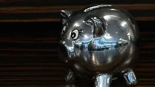 Noc - najlepszą pora na.... zakupy. Obniżki, promocje, specjalne oferty. Noc wydaje się najlepszą porą na handel. Gwałtownie rosnące obroty, kolekcje, które do tej pory nie mogły znaleźć nabywcy - sprzedające się na pniu. Jaki jest fenomen nocnych wyprzedaży i kto wyrabia 300% normy?