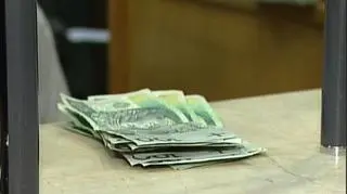 Półtora procent wzrostu. Taką pesymistyczną wizję polskiej gospodarki w przyszłym roku mają analitycy banku JP Morgan, którzy obniżyli dzisiaj swoje prognozy dla krajów Europy centralnej i wschodniej. Świat broni się przed recesją tnąc stopy procentowe - tymczasem w Polsce są one wciąż na wysokim poziomie. Ale - wygląda na to, że już niedługo. Członkowie RPP coraz częściej mówią o konieczności obniżki stóp, ale to wcale nie musi spowodować spadku kosztów kredytu w Polsce